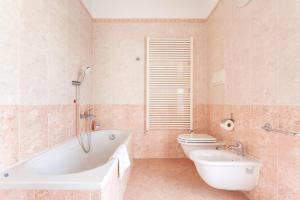 卡纳戈Apartment MisiAdele的带浴缸、卫生间和盥洗盆的浴室