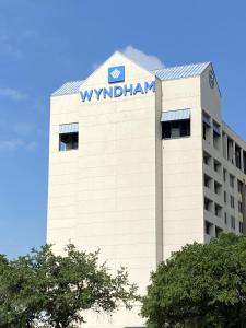休斯顿Wyndham Houston near NRG Park - Medical Center的上面有标志的建筑