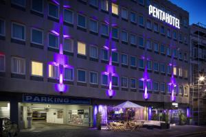 列日pentahotel Liège的一座紫色灯挂在里面的建筑
