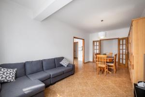 纳扎雷Porto Santo Apartment的客厅配有沙发和桌子