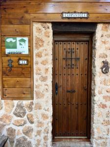 里奥帕尔Casa Rural Campanilla的石墙建筑的木门