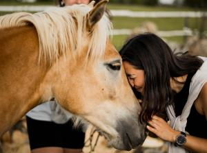 艾琳诺瓦克Ranch Terra的女人在拥抱棕色的马