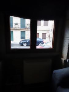 普埃尔托德尔松Casa vacacional的透过窗户可欣赏到汽车的景色