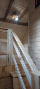 塞尼维斯卡波利亚纳Крайня Хата的桑拿房里的木梯