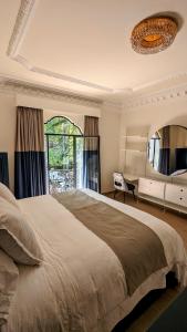 墨西哥城Casa Amari的一间卧室设有一张大床和一个大镜子