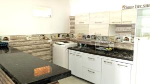 阿卡西亚斯Casa de descanso acacias meta的厨房配有白色橱柜、洗衣机和烘干机