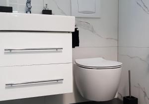 科隆Luxusferienwohnung mit Panoramablick in Köln Zentrum的白色的浴室设有卫生间和水槽。