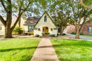 拉伯克Renovated Lubbock Home - Walk to Texas Tech!的黄色门和绿色草的房子