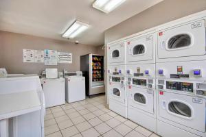 圣安东尼奥Studio 6-San Antonio, TX - Medical Center的洗衣房配有洗衣机和洗衣机