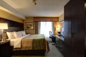 查塔姆查塔姆康福特茵酒店的配有一张床和一张书桌的酒店客房