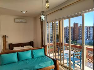 乌巴图巴Apartamentos Casa da Pedra的带沙发和大窗户的客厅