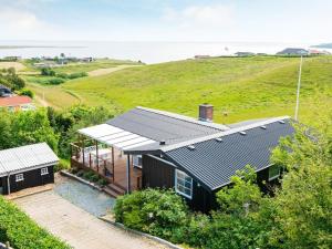 莱姆维Holiday home Lemvig XXXVIII的享有带太阳能屋顶房屋的空中景致