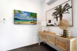 科夫斯港Ocean Spray 7的客厅配有梳妆台和墙上的绘画