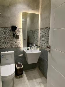 塔伊夫فلل اسوار الوسام لبيوت العطلات的一间带水槽、卫生间和镜子的浴室
