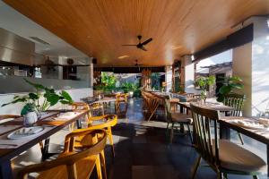 坎古Adepa Resort的用餐室配有木桌和椅子