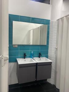 麦德林Hotel Hostal Caps San Diego的浴室设有2个水槽和镜子