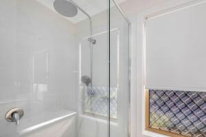 布伦瑞克黑兹Reflections Ferry Reserve - Holiday Park的带淋浴和浴缸的白色浴室