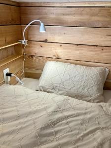 北谷町Surfer's Cafe& Hostel的一间卧室配有一张带木制床头板的床
