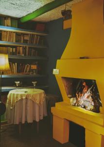 瓜斯卡Hotel Finca el Recreo的黄色壁炉,位于带桌子的房间里