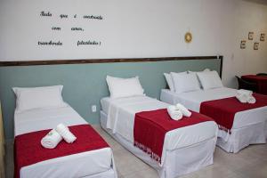 São TiagoPousada Estância Tertúlia的一间设有三张床的客房,备有毛巾
