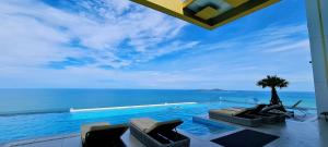 乔木提恩海滩Seaview Beachfront Skypool Rooftop Copacabana Jomtien Condo的海景游泳池