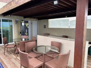 卡贝德卢Flat Beira Mar de Intermares的一个带桌椅的庭院和一间酒吧