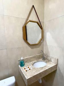 索雷Morada da Ilha Pousada的一间带水槽和镜子的浴室