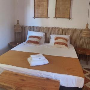卡拉伊瓦Afeto Caraíva的一间卧室配有一张有体重秤的床