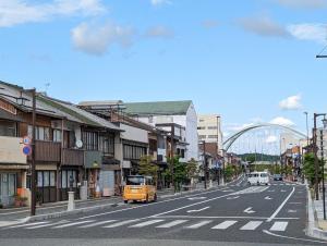 福知山ひろの家的一辆黄色面包车沿着城市街道行驶