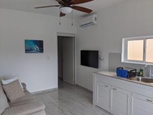 坎昆Hermoso departamento en Cancún YaxBahia 3的客厅配有吊扇和沙发。