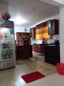 卡卢特勒Muthu Villa Sri Lanka的客房内的厨房配有开放式冰箱