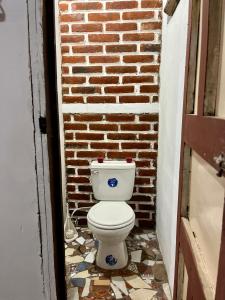 康塞普西翁德阿塔科Entre tejas的砖墙前带卫生间的浴室