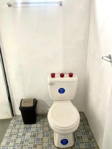 康塞普西翁德阿塔科Entre tejas的浴室设有卫生间,上面有两根红色蜡烛