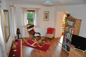 米尔施塔特Ferienhaus Sapplerhof的客厅配有椅子和书架