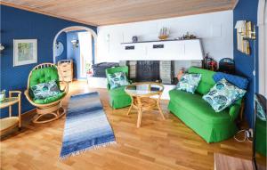 阿伦达尔Beach Front Home In Frvik With House Sea View的客厅配有两张绿色沙发和一张桌子