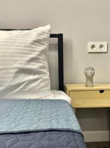 波季Express Inn的一间卧室配有一张带枕头和桌子的床