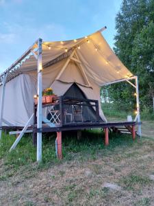 Lielie UnguriAimasas Camping的田野上灯的帐篷