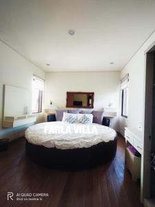 Gadok 1Vimala Hills FARLA Villa - 3BR的一间大卧室,内配一张大床