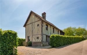 Saint-Georges-en-Auge3 Bedroom Stunning Home In Saint-georges-en-auge的前方有灌木的旧谷仓