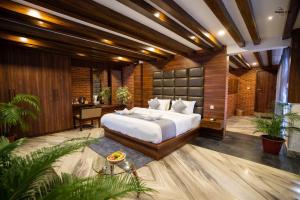 博卡拉库玛里斯塔酒店 的一间卧室配有一张大床和一张书桌