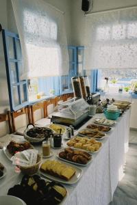 伊奥斯乔拉佩特迪酒店的自助餐,餐桌上有许多不同类型的食物