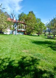 达达伊Balabanağa Çiftliği Camping的草场,有房子的背景
