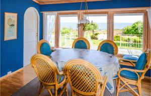 阿伦达尔Beach Front Home In Frvik With House Sea View的一间带桌椅的用餐室