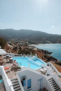 伊奥斯乔拉佩特迪酒店的别墅享有游泳池的景致。