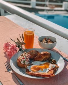 伊奥斯乔拉佩特迪酒店的桌上的一盘早餐食品和饮料