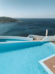 伊奥斯乔拉佩特迪酒店的蓝色的海景游泳池