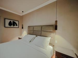 圣米格尔-德阿连德Mikaella Hotel的一间卧室配有带白色床单和枕头的床。