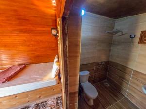 NuweibaFlight Mode Camp的一间带一张床、淋浴和卫生间的浴室