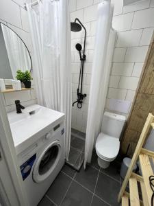 阿拉木图Стильная студия Shadow Атакент的一间带洗衣机和卫生间的浴室