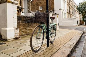 伦敦Contemporary Clapham Living的自行车被锁在街上的一根杆上